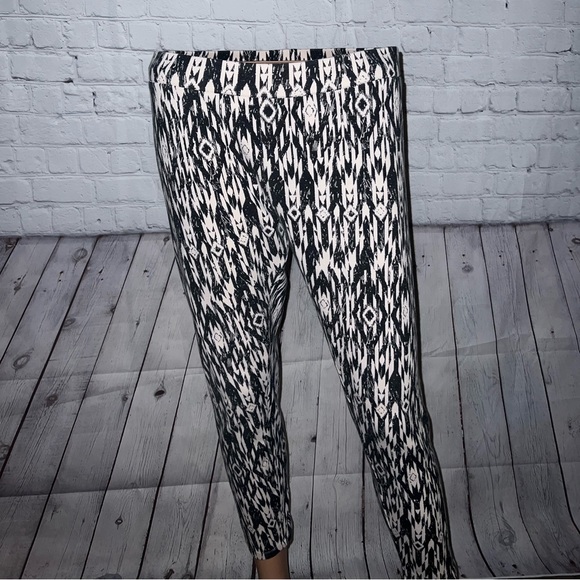 H&M Pants - H&M white & black leggings size M